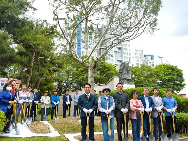 이성헌 구청장(가운데) 등 ‘서대문독립공원 백송(白松) 기념식수’ 참여자들이 기념 촬영을 하고 있다.