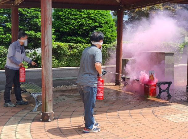 송도국제도시 갯벌타워 입주기업 임직원이 화재진화 훈련을 하고 있다.