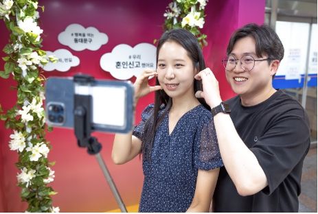 동대문구 혼인신고 포토존에서 셀카찍는 신혼부부