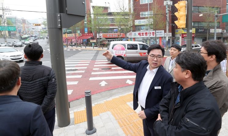 지난 4월 신상도초사거리 좌회전 개선안 관련 경찰서 관계자와 합동점검을 하는 모습