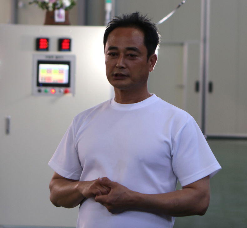 ㈜세계제일에너지 이재화 대표가 대체 에너지가 필요 없는 무한동력 에너지 전력 장치를 개발했다고 설명하고 있다.