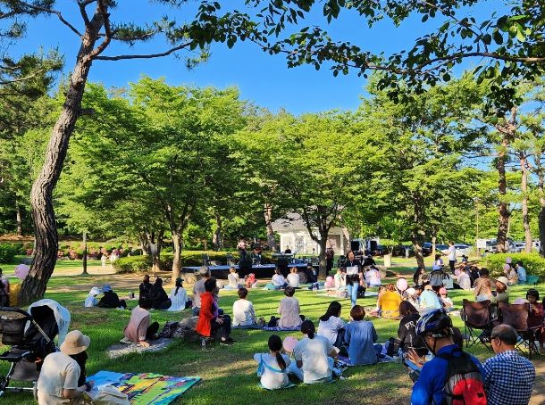 31일 충효 흥무공원에서 정신건강 문화행사인 돗자리 콘서트가 진행되고 있다.