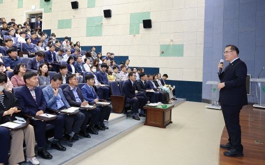 1일 함평엑스포공원 주제영상관에서 열린 이개호 국회의원 특별강연 모습