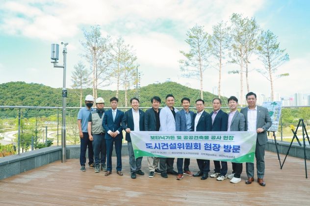 화성시의회 도시건설위원회 소속 의원들이 단체사진을 찍고 있다.