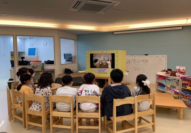 우리동네키움센터 금천2호점에서 손인형극을 진행하는 모습