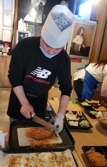 도시락을 만들고 있는 청년