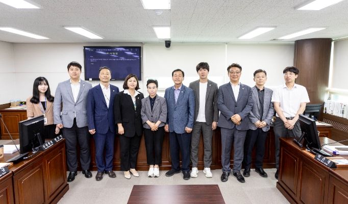 특위 소속 위원들과 의회사무국 직원들이 회의 후 기념촬영에 임하고 있는 모습