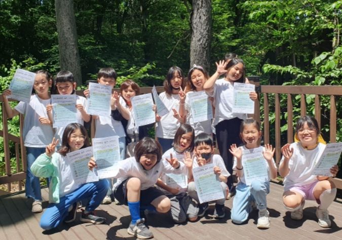 실천서약서 들고 의지를 다지는 학생들