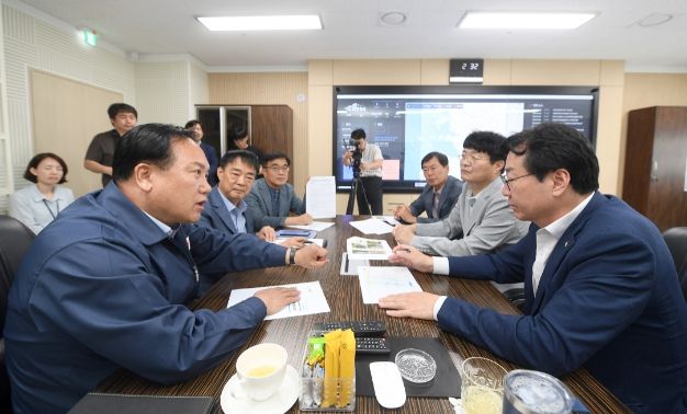 이권재 오산시장, 정명근 화성시장과 오산천 상류 오염수 유출문제 협의