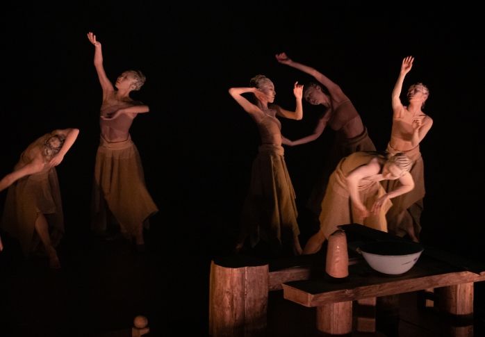 문경시 '생각하는 손. 사기장 김정옥 장인의 집념의 세월을 무대에 올렸다'