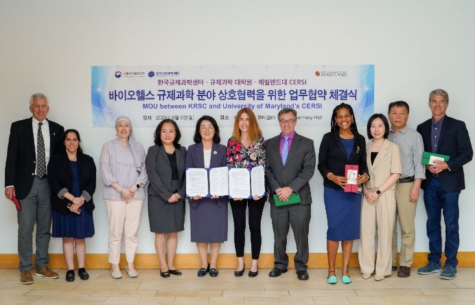 왼쪽부터 William Bentley 교수, Andy Coop 교수, Rebekah Zinn(U.S. FDA- OCS/ORSI), 권경희 교수, 박인숙 센터장, Sarah Michel(학장), James E. Polli 교수, Keiasia Robinson 코디네이터 , 백미림 팀장, Hongbing Wang 교수, Paul Shapiro Associate dean