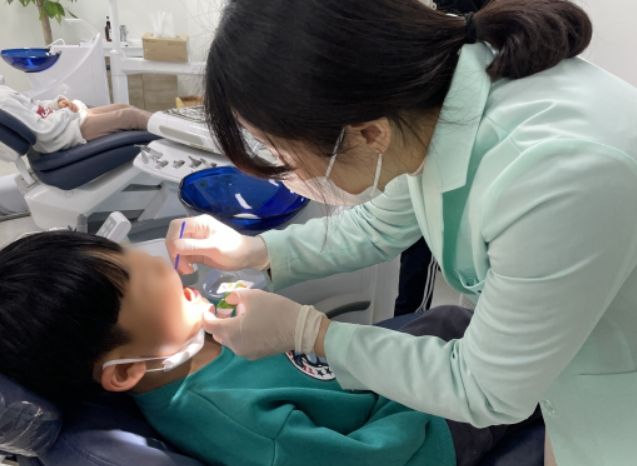 ‘구강보건의 날’ 기념 무료 불소 도포 행사