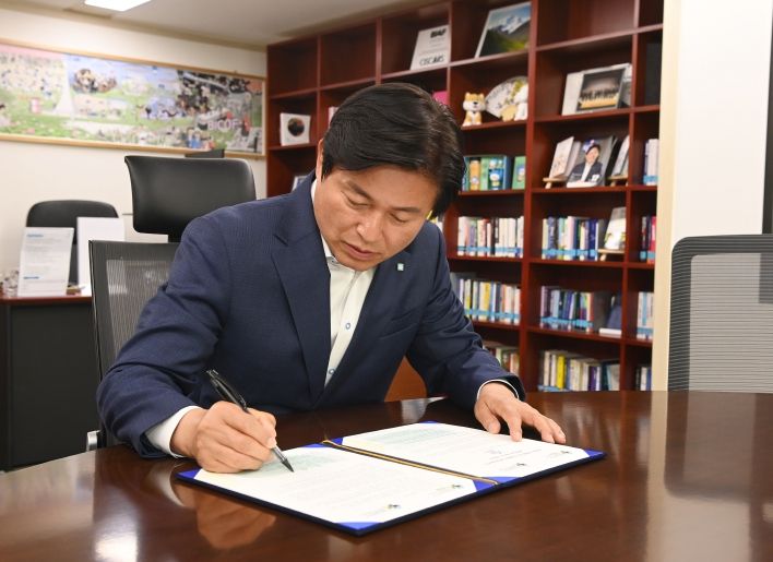 부천시는 ‘글로벌 기후에너지 시장협약(GCoM)’에 가입했다. 조용익 시장이 협약서에 서명하는 모습