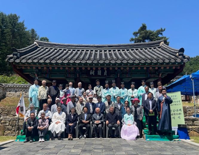 지난 3일 김포시 하성면 가금리에 위치해 있는 한재당에서 열린 헌다례(獻茶禮) 참석자들이 행사를 기념하기 위해 카메라 앞에 모였다.