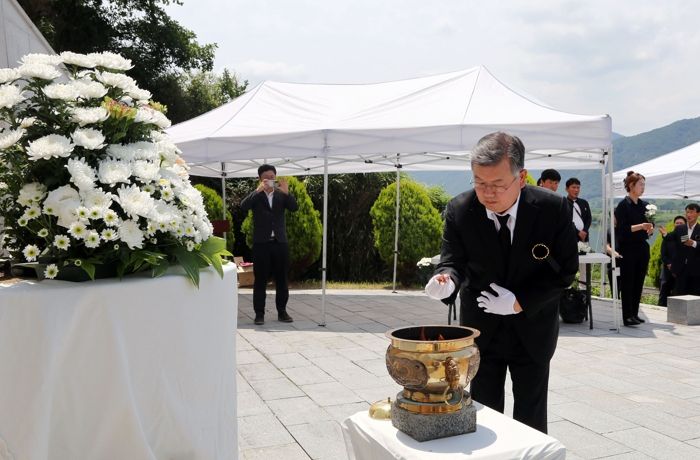 박일호 밀양시장이 제30회 작원관 위령제에서 분향을 하고 있다.