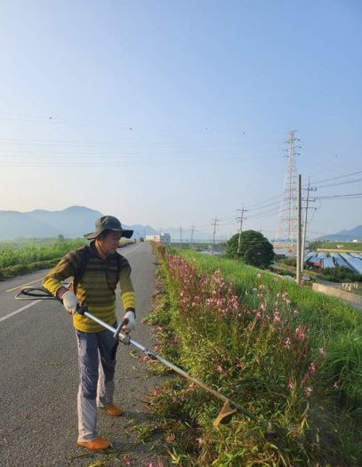 상남면주민자치위원 등 주민들이 6.6㎞의 밀양강 자전거 꽃길을 정비하고 있다.