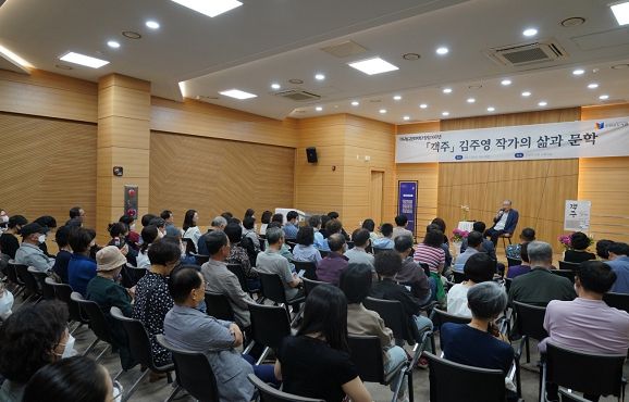 (재)대구동구문화재단 안심도서관에서는 지난 5월 31일 ‘한 밤의 인문학콘서트’의 일환으로 소설 「객주」의 저자인 김주영 작가 초청 강연을 운영하였다.