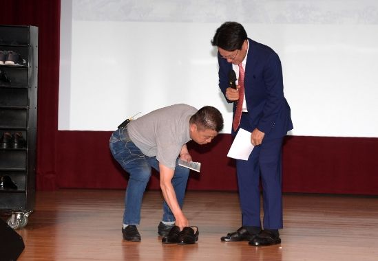 강기정 광주광역시장이 7일 시청 대회의실에서 열린 '6월 정례조회'에 참석해 '지금 당신은 어떤 신발을 신고 있나요?'라는 주제로 발표를 한 시청 구두수선소 김기승 사장과 대화를 하고 있다.