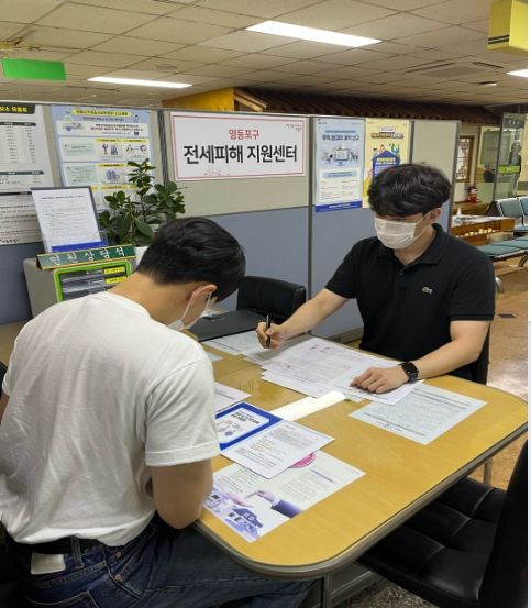 구청 2층 부동산정보과 내에 마련되어 있는 전세피해지원센터에서 공무원과 전세사기 피해자가 상담하고 있다