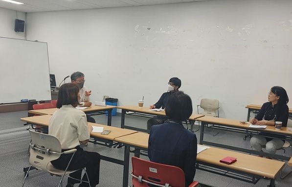 아동 전문기관들이 모여 긴급사례회의를 진행 중인 모습