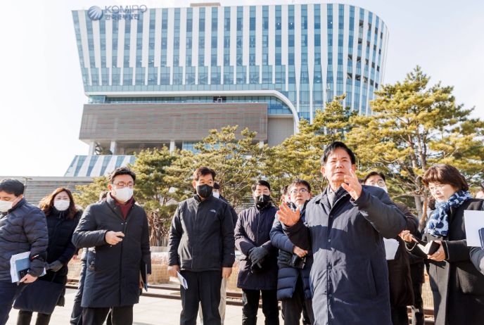 지난해 12월 당인동 발전소 현장을 찾아 개발 방향을 의논중인 박강수 구청장