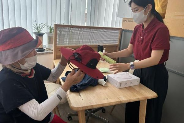 수원시 팔달구, 폐지수집 어르신 위한 여름철 안전용품 추가 지원