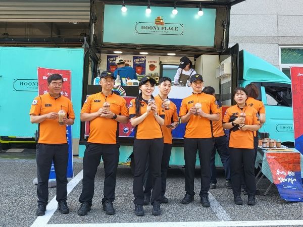 소방서 직원들이 호국보훈 커피와 함께 커피를 제공 받고 있다.