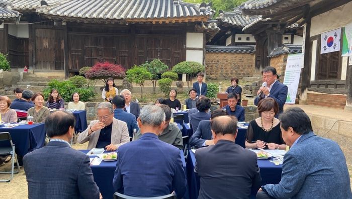 밀양 교동손씨고가에서 교동방문주 시음회가 진행되고 있다.