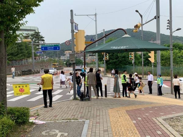 인천 중구, 하늘초 등굣길서 교통안전 캠페인 실시