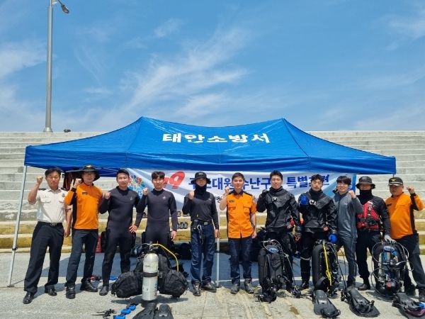 수난구조 훈련중인 오경진 서장과 태안소방서 구조대원들