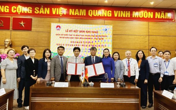 전남교육청과 베트남 호치민시교육청 관계자들이 20일 교육교류 협약을 맺은 뒤 기념촬영을 하고 있다.