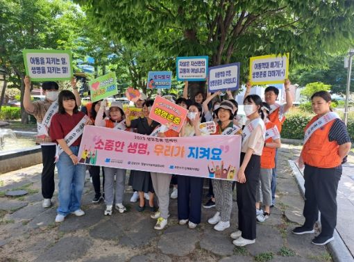 밀양시아동위원협의회 위원들과 인애복지재단 직원들이 20일 삼문동 시립도서관 앞에서 생명존중 캠페인을 펼치고 있다.