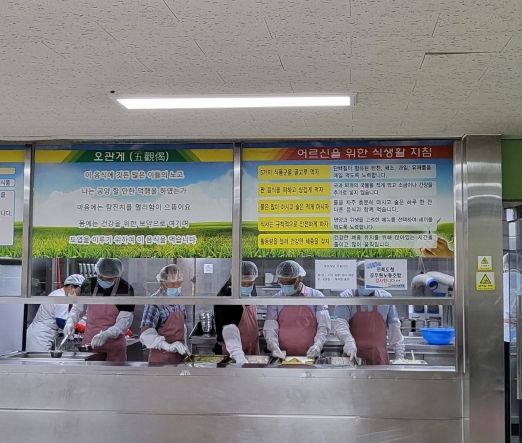 전북도 노사, 복지관 찾아‘사랑의 점심’배식 봉사