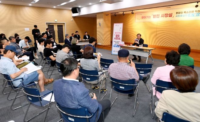 유정복 인천광역시장이 20일 송도 G타워에서 열린 '제8회 찾아가는 열린 시장실'에서 '인천타워 건립 사업'에 대한 온라인 열린 시장실 제안의견에 공식답변을 하고 있다.