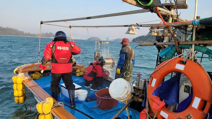 여수시는 어업질서 확립을 위해 불법어업 행위 집중단속에 나선다.
