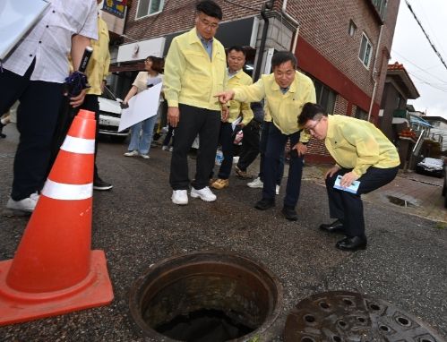 황인국 제2부시장이 현장 점검을 하고 있다.