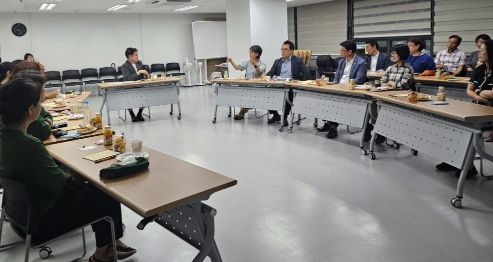 황인국 수원시 제2부시장과 40~50대 1인 가구 참석자들이 현장 노크앤토크 간담회에서 이야기를 나누고 있다.