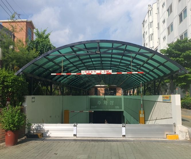공동주택 지하주차장 입구에 설치된 물막이판