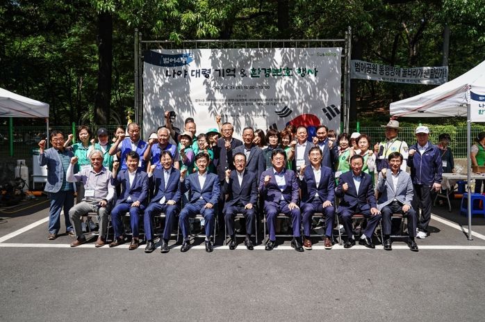 대구 수성구 범어4동은 주민자치위원회와 9개 협력단체가 처음으로 주최한 ‘나야대령 기억 & 환경보호 행사’ 개최 후 기념 촬영하고 있다.