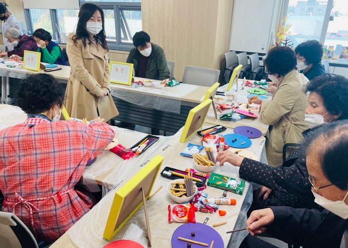 22년도에 진행한 미술치료 프로그램에 치매 고위험군 어르신들이 참여하고 있다.