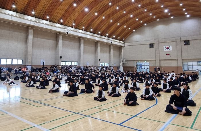 제1회 수원특례시장배 검도대회에 참여자들이 단체 사진을 촬영하고 있다