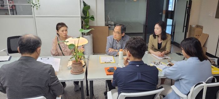 수원시지속가능발전협의회 위원들이 새빛 청년존에서 사업 설명을 듣고 있다.