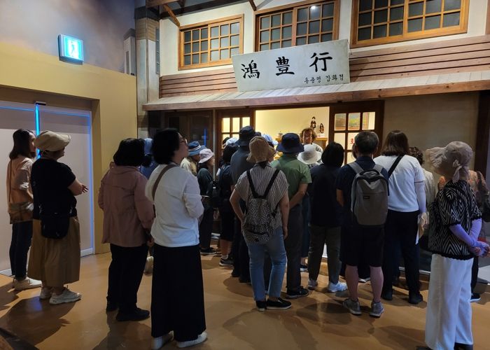 ‘수원의 역사문화 뿌리찾기 비교답사’에 참여한 시민들이 행사에 참여한 모습