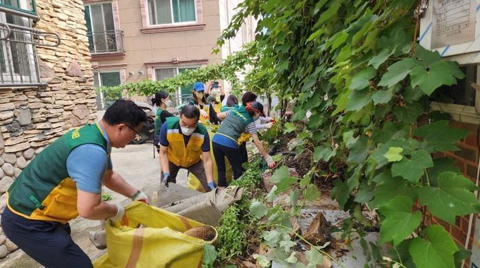 대전 중구, 디딤돌봉사단과 어려운 이웃 주거환경 개선 봉사활동 펼쳐