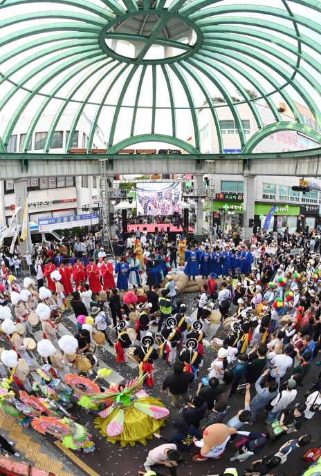 2023 태화강마두희축제가 지난 6월 23일부터 25일까지 3일 동안 중구 원도심 및 태화강변 일원에서 열린 가운데, 김영길 중구청장, 강혜순 중구의장, 박성민 국회의원, 김기환 시의원, 구의장 및 시민들이 큰줄당기기 행사에 참여하고 있다.