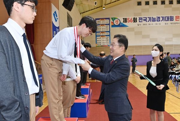 지난해 전국기능경기대회 현장을 찾아 학생들을 응원하는 임종식 교육감