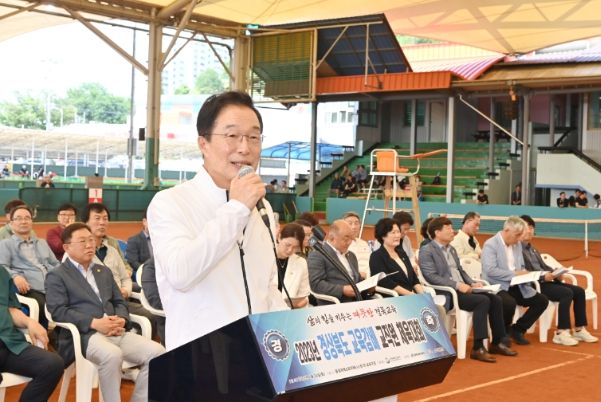24일 문경국제소프트테니스장 일원에서 개최된 교육감배 체육대회에서 인사말을 하는 임종식 교육감