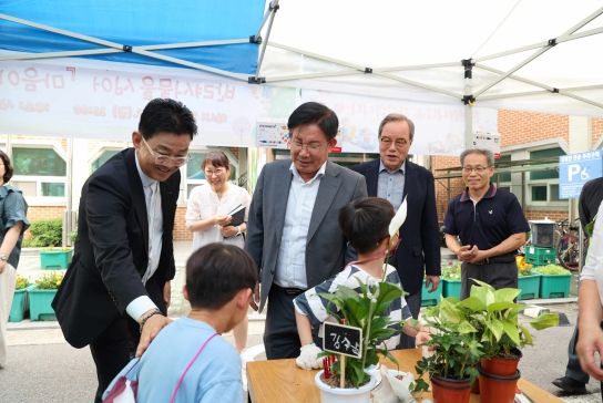 30일 삼동보이스타운 ‘마음이음 정원 만들기 행사’ 에 참석한 박강수 구청장