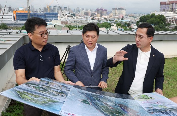 박희조 동구청장(사진 맨 오른쪽)이 1일 소제동 전통나래관 옥상에서 대전역세권 개발사업 현황을 살펴보고 있다.