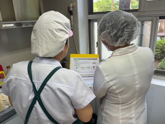 용인특례시가 사회복지급식관리지원센터를 본격적으로 운영한다.센터 관계자(오른쪽)가 시설 조리원을 대상으로 식단 관련 조언을 하고 있다